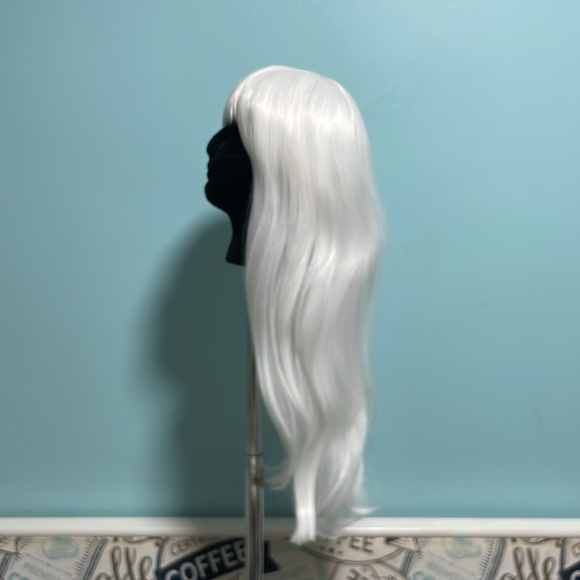 White synthetic wig 22” - Picture 2 of 6